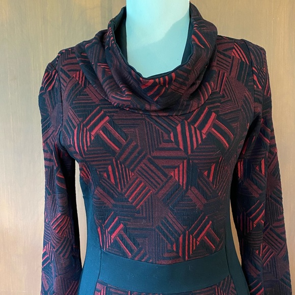 Lovely Dinh Ba red and black dress - Picture 2 of 5